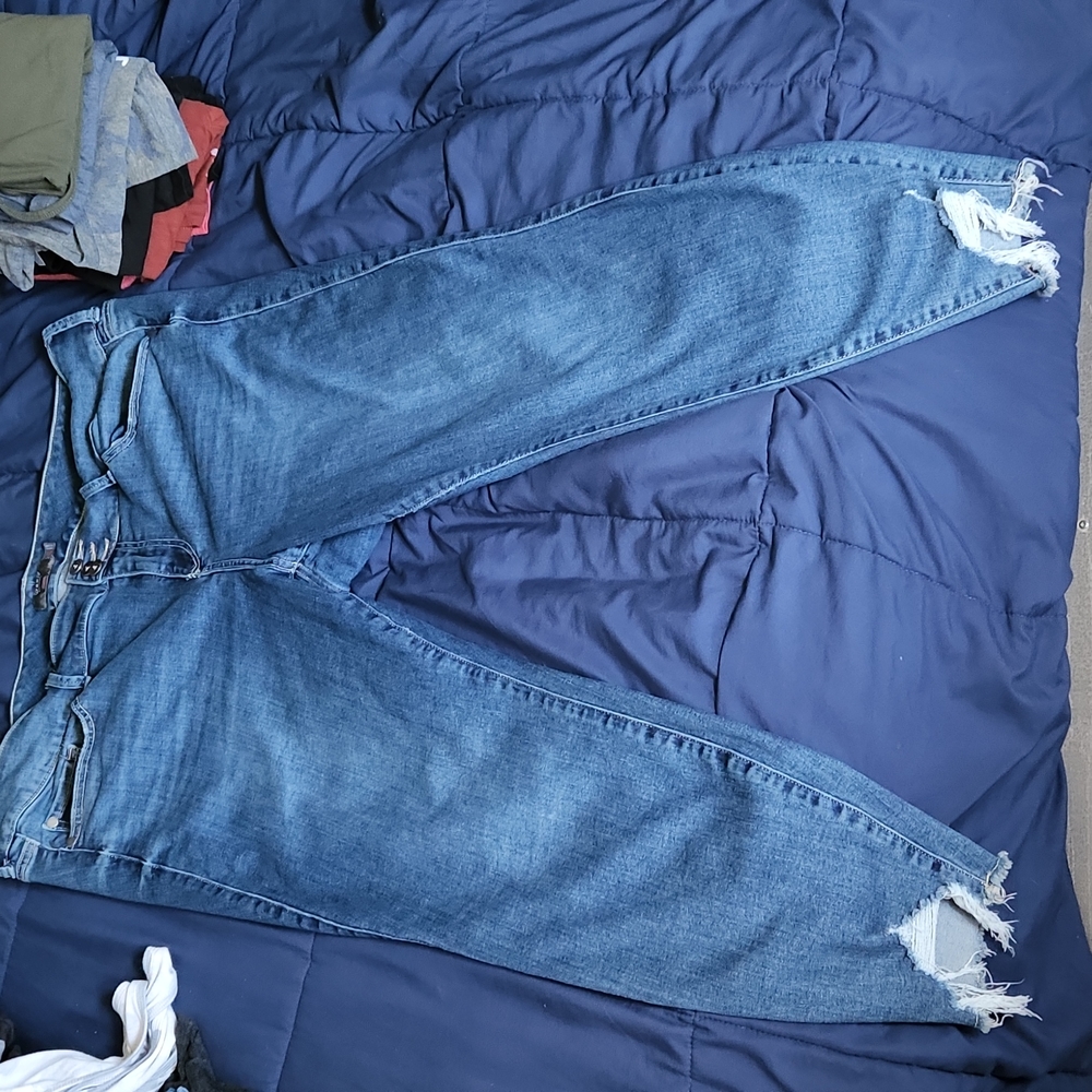 Torrid 22W skinny Jean (jegging) frayed cropped at ankle.